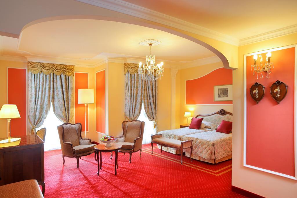 Grand Hotel Trieste & Victoria Abano Terme Exteriér fotografie A suite at the Hotel de Crillon
